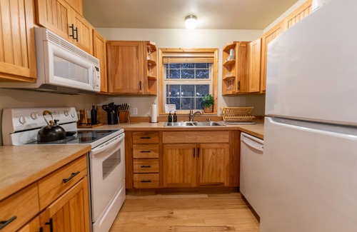 Skykomish Chalet De Ski | River Rock Chalet - Hot Tub, Pets, EV Charger, Minutes to Stevens Pass