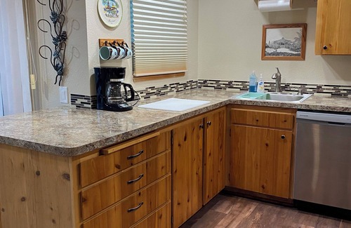 Three Rivers Maison | River/Ski Home on Deschutes River, 2 bedroom-sleeps 5, 26 miles to Mt. Bachelor.