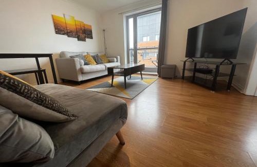 Dundee Appartement | River View Apartment - Central Dundee - Free Private Parking - Sky & TNT Sports - Lift Access - Superfast WIFI - Quiet Neighbourhood - 2 Bathrooms - Amazing Views - Balcony & Courtyard - Long Stays Welcome
