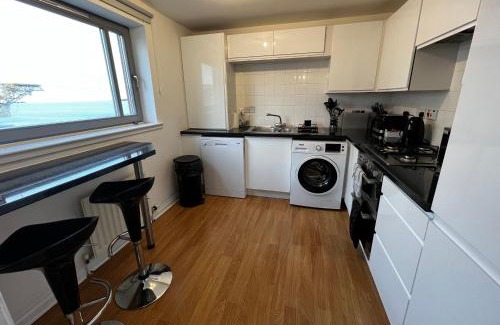 Dundee Appartement | River View Apartment - Central Dundee - Free Private Parking - Sky & TNT Sports - Lift Access - Superfast WIFI - Quiet Neighbourhood - 2 Bathrooms - Amazing Views - Balcony & Courtyard - Long Stays Welcome