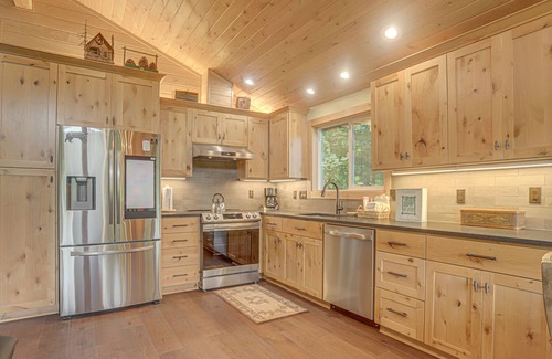 Welches Cabine | River View Cabin - Cozy Cabin, Awesome Views, Fireplace, Hot Tub