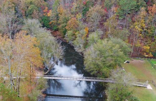 Ellijay Maison | River View Getaway by 2DC
