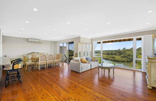 Lane Cove West Maison | River View Oasis: Spacious 3-Bed House with Pool