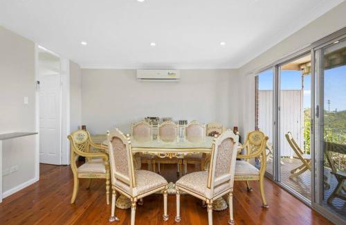 Lane Cove West Maison | River View Oasis: Spacious 3-Bed House with Pool