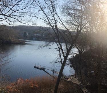 Quaker Hill Maison | River view private light house