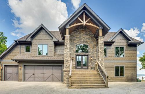 Peru Maison | River Views and Wraparound Deck Dubuque Getaway