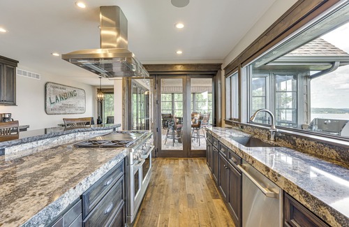 Peru Maison | River Views + Wraparound Deck: Dubuque Getaway