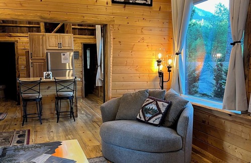 Ashford Cabine | River Vista Cabin with Mountain Views