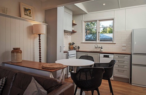 Nelson Maison | River Walk Cottage - Nelson's Charming Riverside Retreat