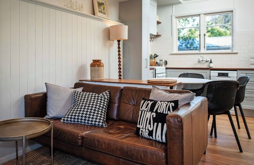 Nelson Maison | River Walk Cottage - Nelson's Charming Riverside Retreat