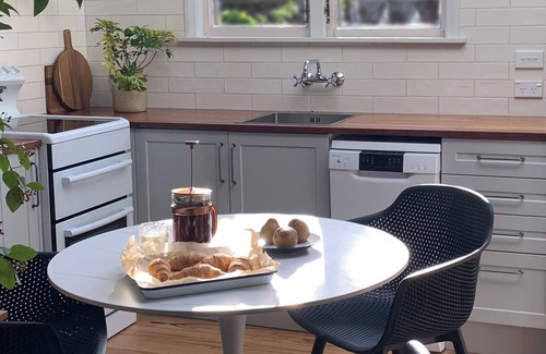 Nelson Maison | River Walk Cottage - Nelson's Charming Riverside Retreat