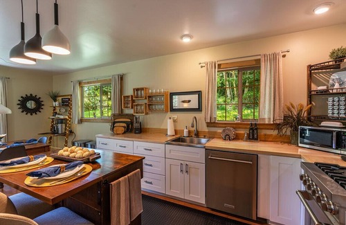 Pacific Maison | River Way Cottage - New & Fabulous! Super value!