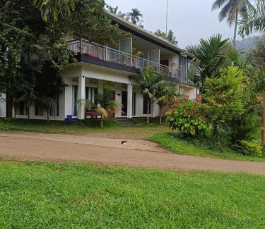Devikolam Maison | Riverbench Homestay Munnar, Anaviratty