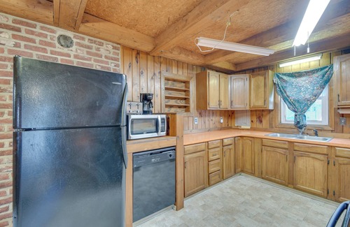Baldwinsville Appartement | Riverfront Baldwinsville Apartment w/ Shared Deck!