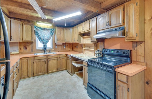 Baldwinsville Appartement | Riverfront Baldwinsville Apartment w/ Shared Deck!