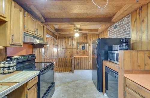 Baldwinsville Appartement | Riverfront Baldwinsville Apartment w/ Shared Deck!