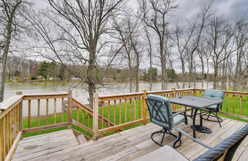 Baldwinsville Appartement | Riverfront Baldwinsville Apartment w/ Shared Deck!