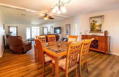 Crescent City Maison | Riverfront Boaters Paradise - Dock w Lifts