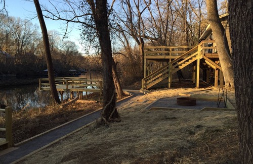 Wilburn Cabine | Cabine Riverfront sur la poche exclusive de Jon!