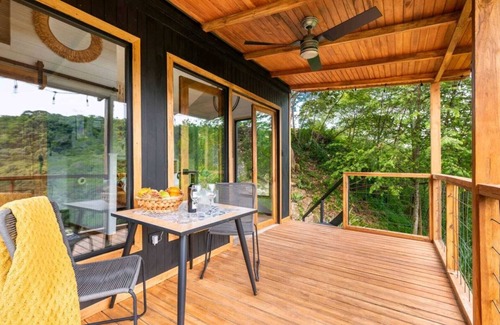 Ciudad Colon Appartement | Riverfront Cabin: Stunning Views : 20 Minutes to the SJO Airport !