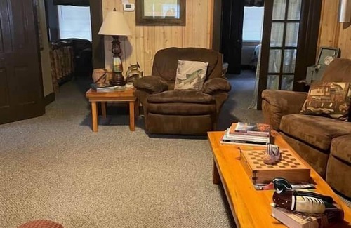 Meadow Bridge Maison | Riverfront Cabin - Steps Away from the New River