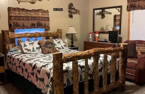 Meadow Bridge Maison | Riverfront Cabin - Steps Away from the New River
