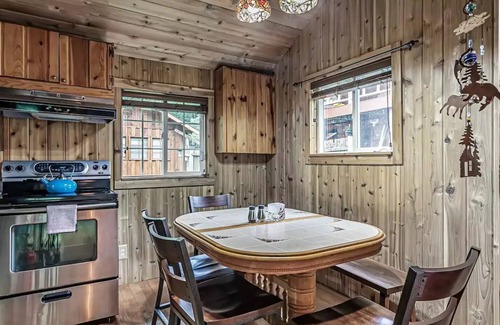 Enumclaw Cabine | Riverfront Cabin w/Hot Tub : Near Crystal Ski Resort