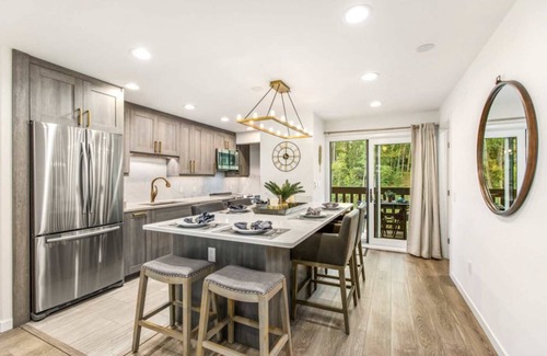 Aspen Copropriété | Riverfront Designer 2 BR, Walk to Gondola!