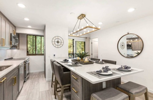 Aspen Copropriété | Riverfront Designer 2 BR, Walk to Gondola!