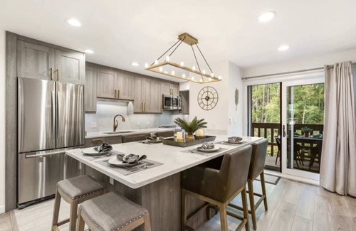 Aspen Copropriété | Riverfront Designer 2 BR, Walk to Gondola!