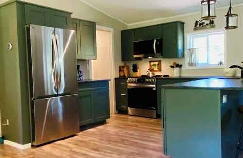 Trail Maison | Upgraded Riverfront Property. 3bd/2ba. Spa Bath. Fishing