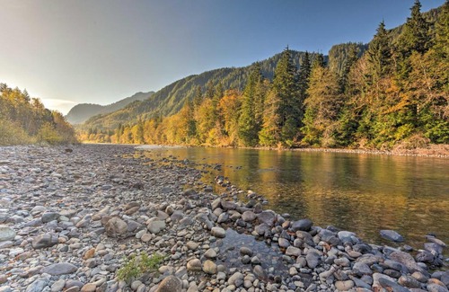 Gold Bar Maison | Riverfront Gold Bar Log Cabin Near Stevens Pass!