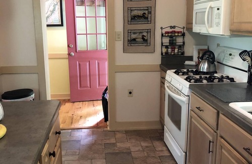 Strasburg Maison | Shenandoah Riverfront - Happy Peach Cottage