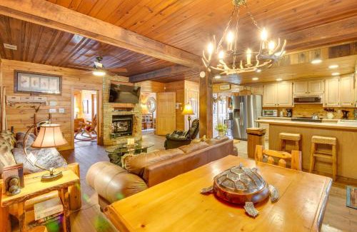 Helen Maison | Riverfront Helen Cabin with Hot Tub and Deck!