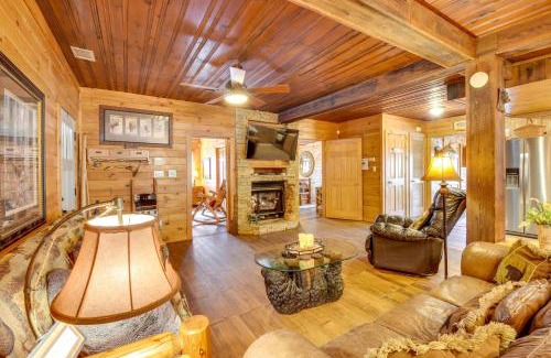 Helen Maison | Riverfront Helen Cabin with Hot Tub and Deck!