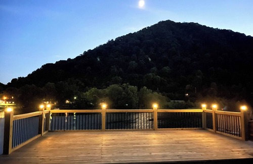 Mount Carbon Maison | Riverfront House, Deck Over River, Bar, Gazebo, Pets Welcome, Scenic Views, NRG