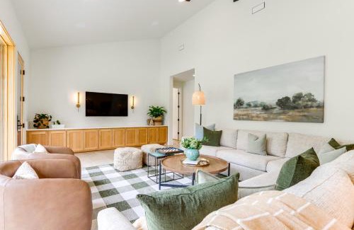 Huntsville Maison | Riverfront Huntsville Cabin with Views and Kayaks!