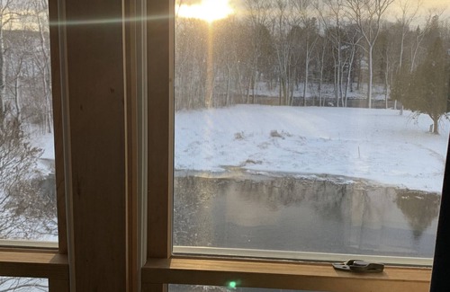 Kingfield Appartement | Riverfront mountain retreat