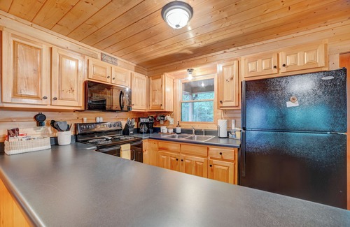 Ellijay Cabine | RIVERFRONT+ NEW Hot Tub + Apple Orchards + Close to Wineries + Downtown