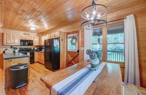 Ellijay Cabine | RIVERFRONT+ NEW Hot Tub + Apple Orchards + Close to Wineries + Downtown