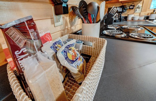 Ellijay Cabine | RIVERFRONT+ NEW Hot Tub + Apple Orchards + Close to Wineries + Downtown