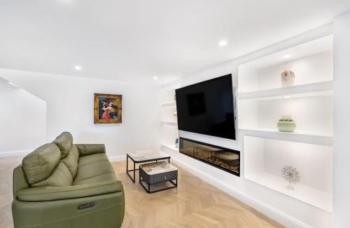 Pleasure Point Maison | Riverfront Oasis Spacious 5BR Luxury w 10m Pool