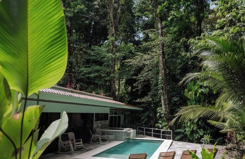Parrita Cabine | Charming riverfront cabin nestled in the tropical jungle