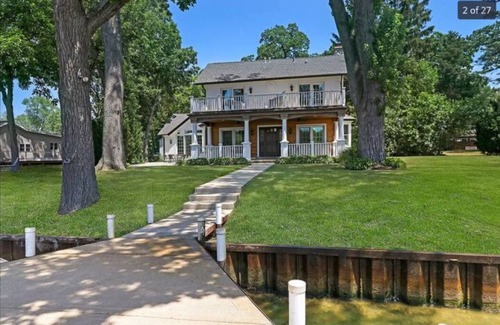McHenry Maison | Riverfront Retreat on the Fox River