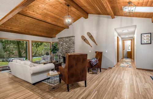 Hobart Cabine | Riverfront Retreat on the Cedar River