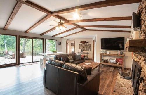 Wilburn Maison | Riverfront Retreat with Fire Pit Fish and Hike!