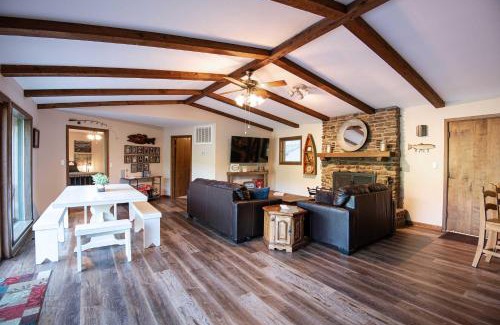 Wilburn Maison | Riverfront Retreat with Fire Pit Fish and Hike!