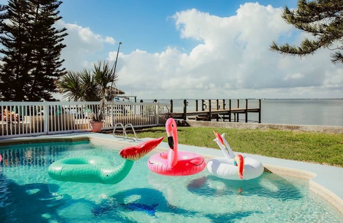 Crescent Beach Appartement | Direct Riverfront avec une vue imprenable * Piscine partagée * 200m de la plage