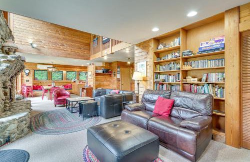 Skykomish Maison | Riverfront Skykomish Cabin with Private Hot Tub!