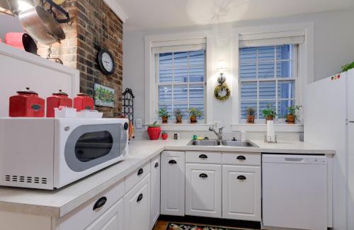 Augusta Appartement | Riverfront Studio with Private Patio and Garden!